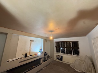 Living room with freshly plastered ceiling